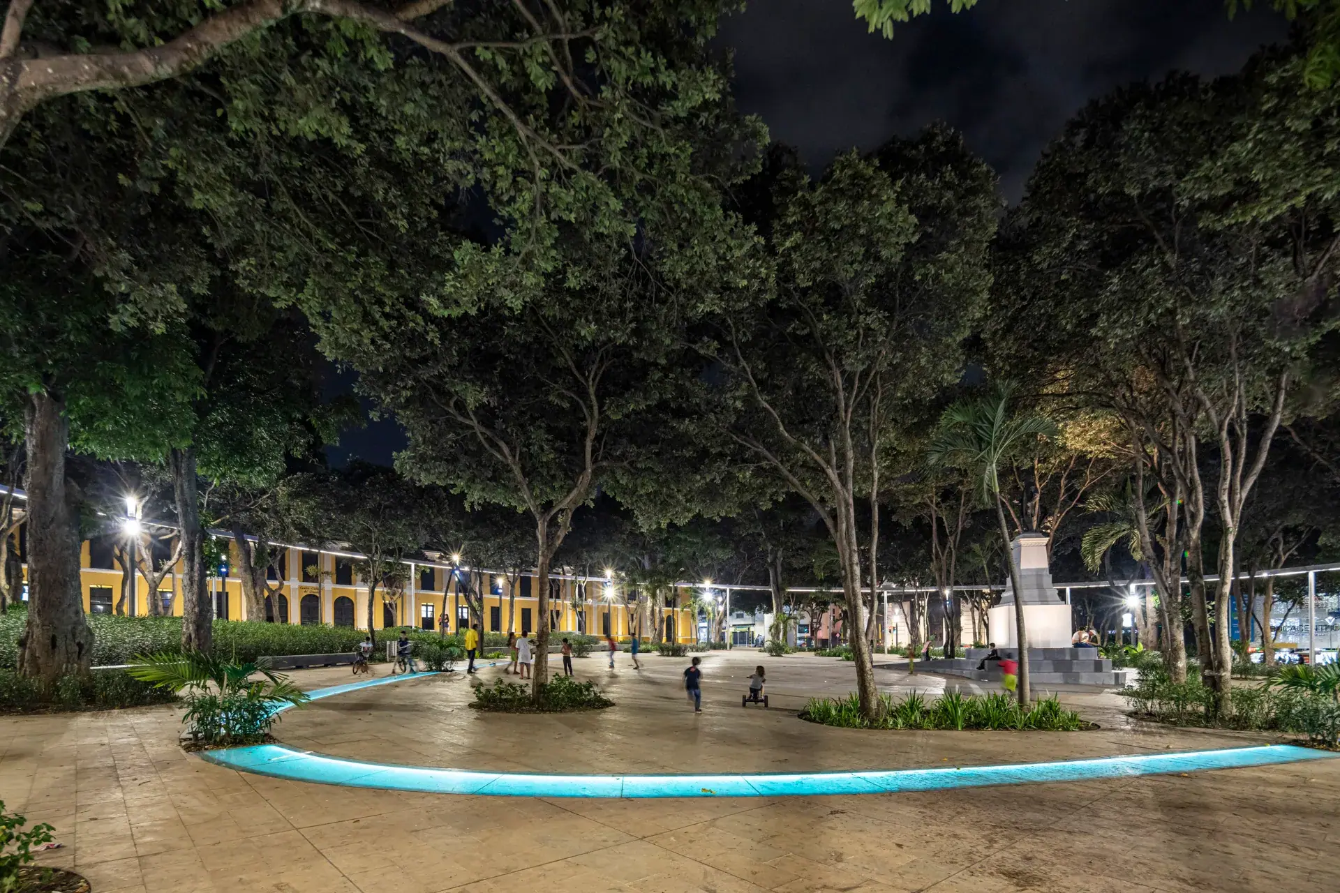 El Parque Centenario de Bucaramanga activo e integrado con los edificios históricos del centro.